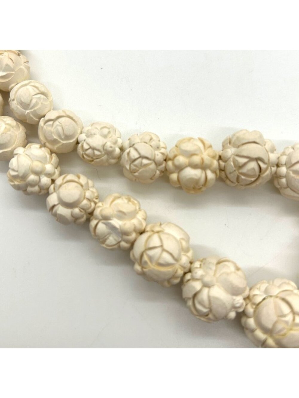 Vintage Carved Celluloid Bead Necklace With Floral & Swirl Designs In Cream Ivor - Picture 4 of 12